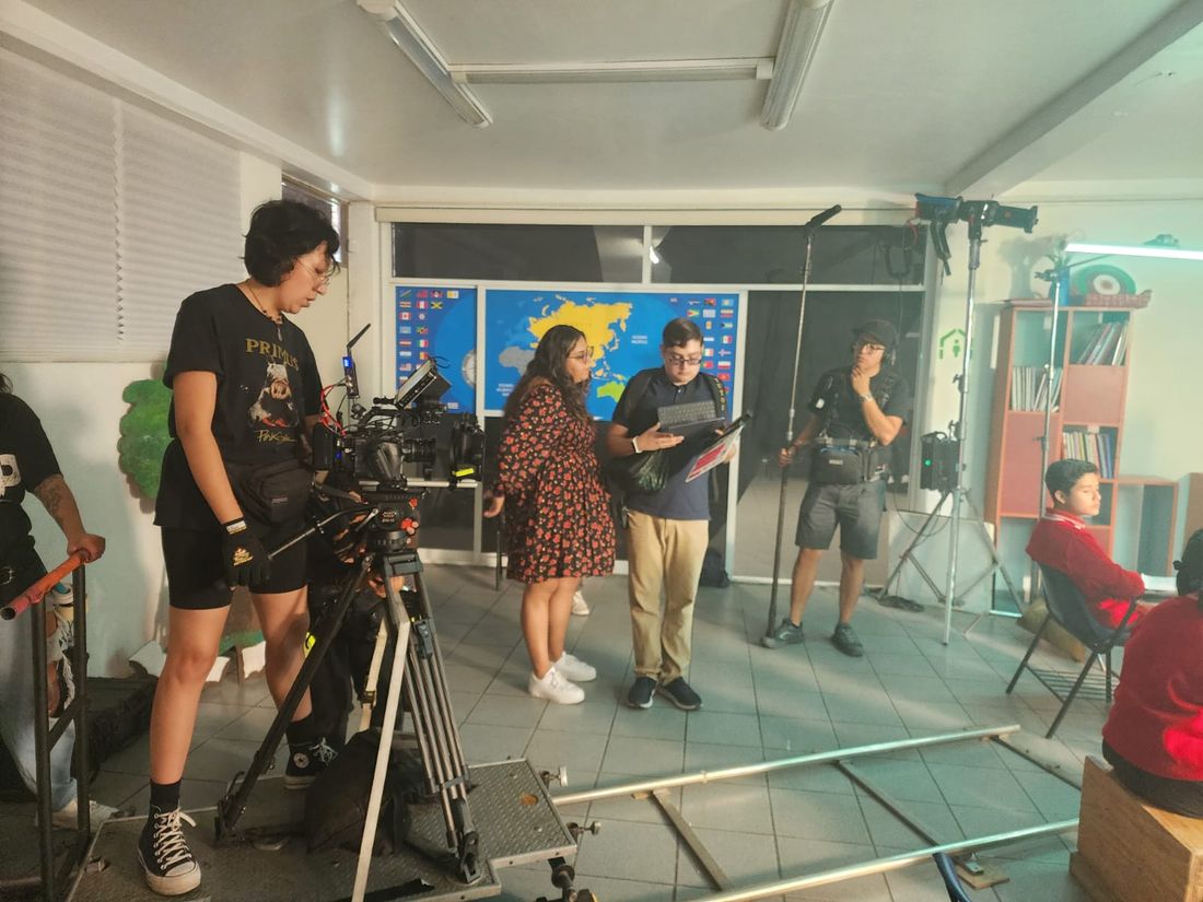 Rubén Servín en set con cámara y crew